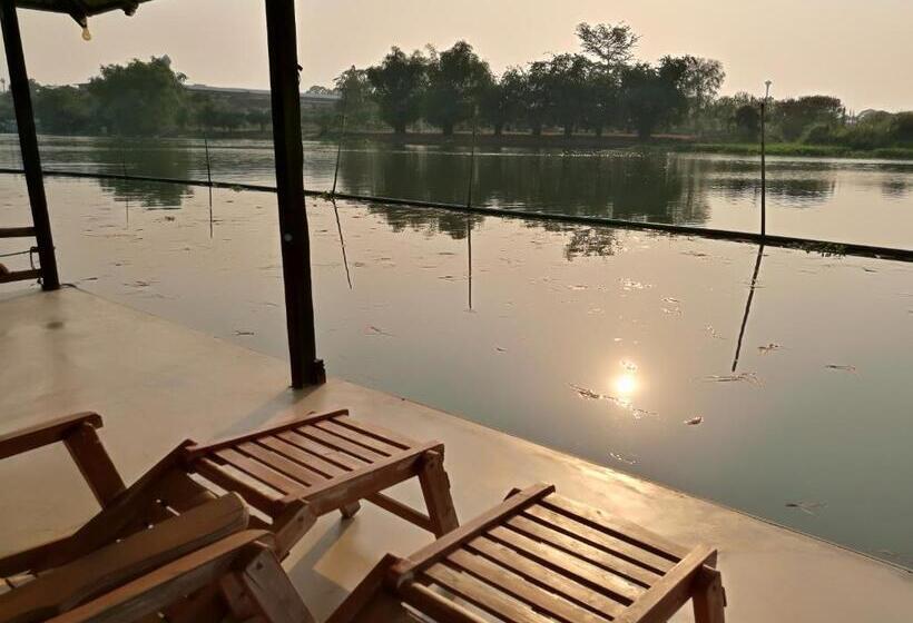 سوئیت با چشم‌انداز رودخانه, River Marina Resort