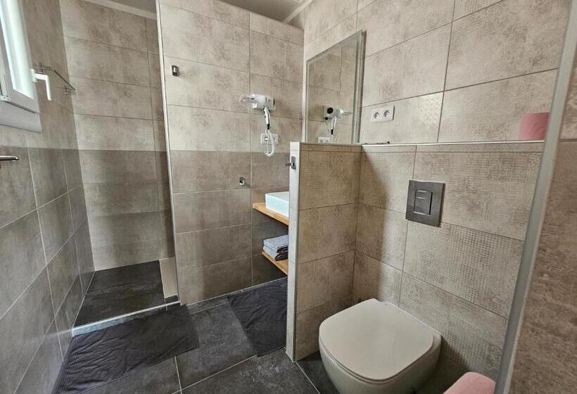 اتاق استاندارد با چشم‌انداز استخر, La Casa Del Arti  Chambres D Hotes