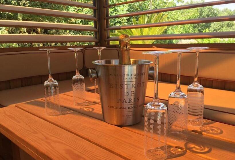 اتاق استاندارد با چشم‌انداز استخر, Domaine Les Cigales