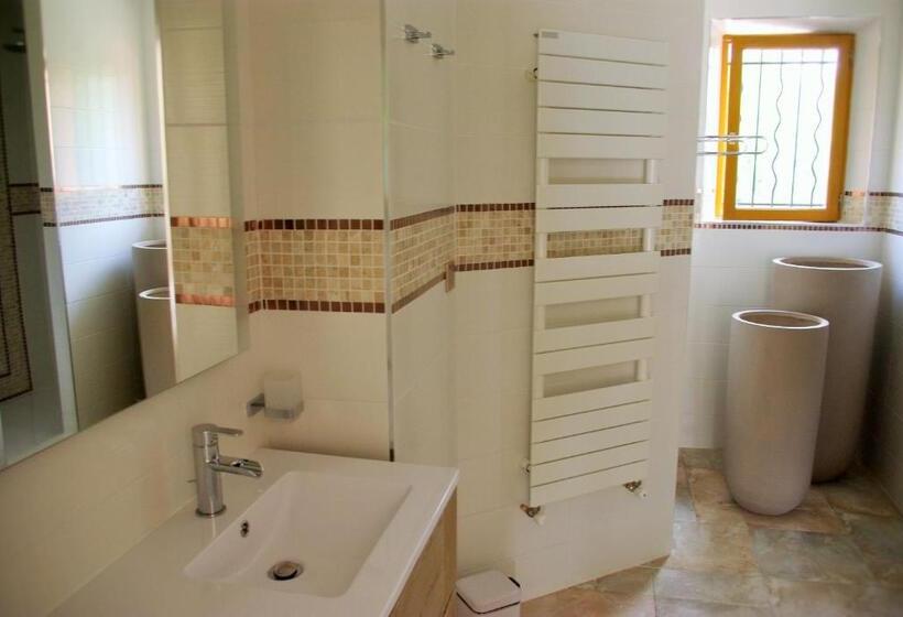 اتاق استاندارد با چشم‌انداز استخر, Domaine Les Cigales