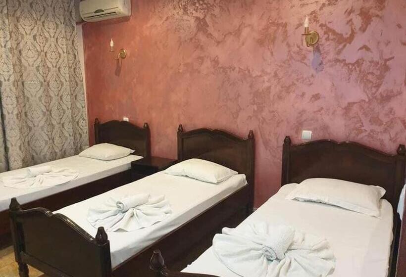 اتاق استاندارد سه نفره, Jiul