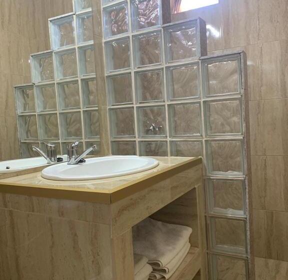 اتاق استاندارد سه نفره, Jiul