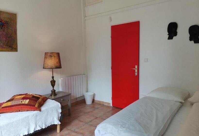 اتاق استاندارد با سرویس بهداشتی مشترک, Cassis Hostel Les Heures Claires