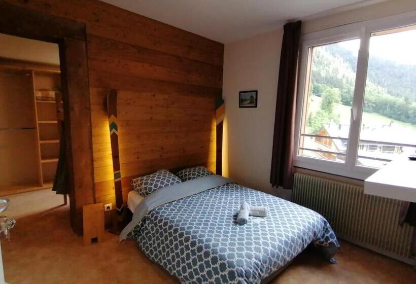 اتاق خانوادگی با چشم‌انداز کوه, 1861 Chatel Hostel