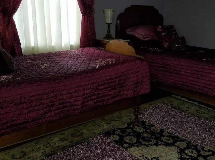 اتاق لوکس, The Peach House
