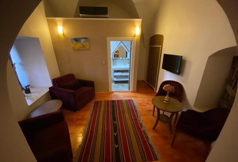 سوئیت جونیور با چشم‌انداز باغ, Behrampaşa Otel &cafe &restaurant