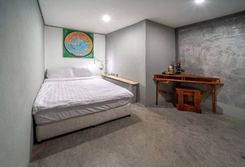 スタンダードルーム, Eclipse Hostel And Bar