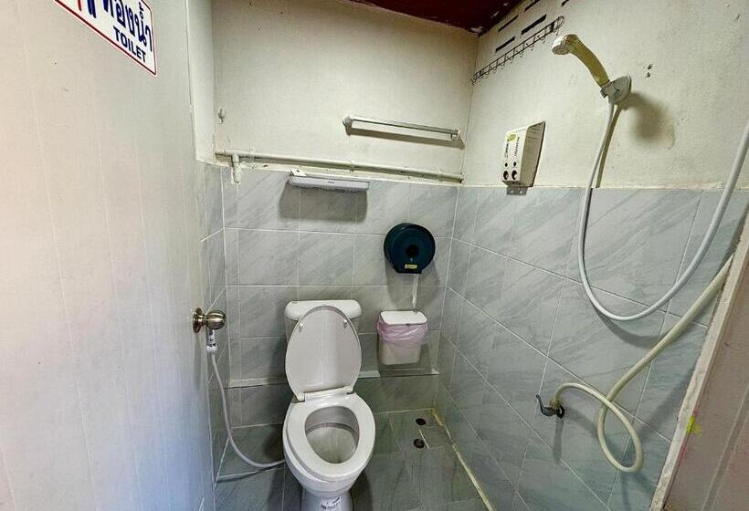 חדר סטנדרט לשלושה, Eclipse Hostel And Bar
