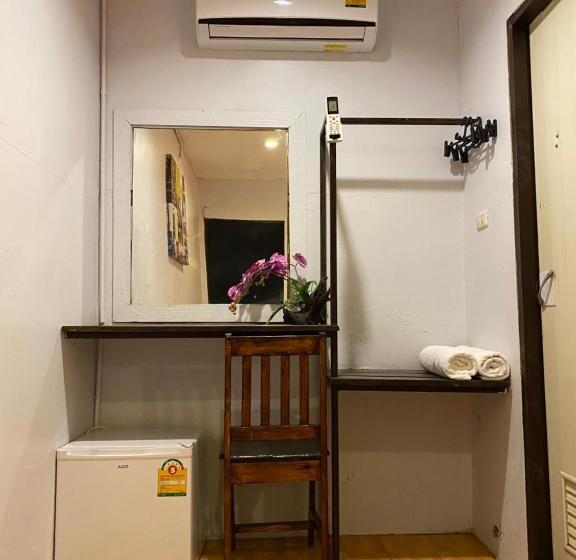 デラックスルーム, Eclipse Hostel And Bar