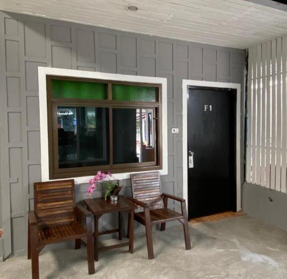 デラックスルーム, Eclipse Hostel And Bar