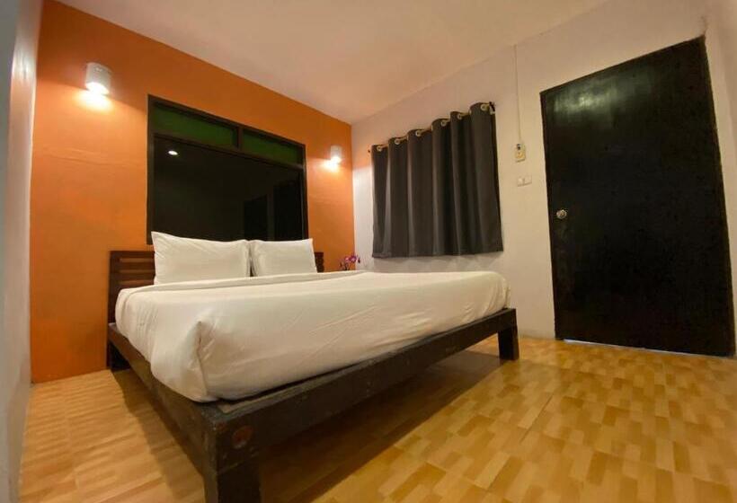 デラックスルーム, Eclipse Hostel And Bar