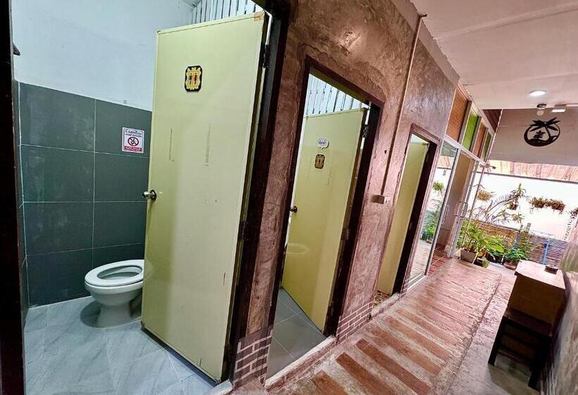 エコノミールーム, Eclipse Hostel And Bar