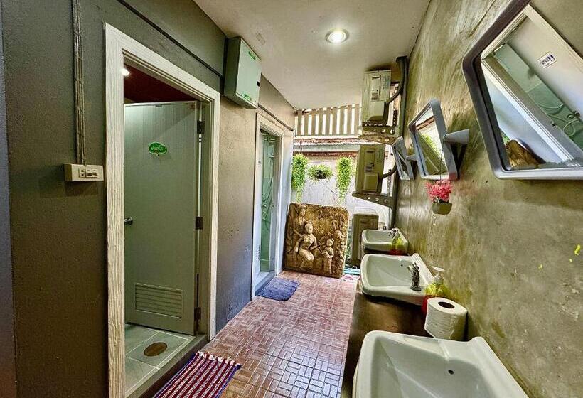 エコノミールーム, Eclipse Hostel And Bar