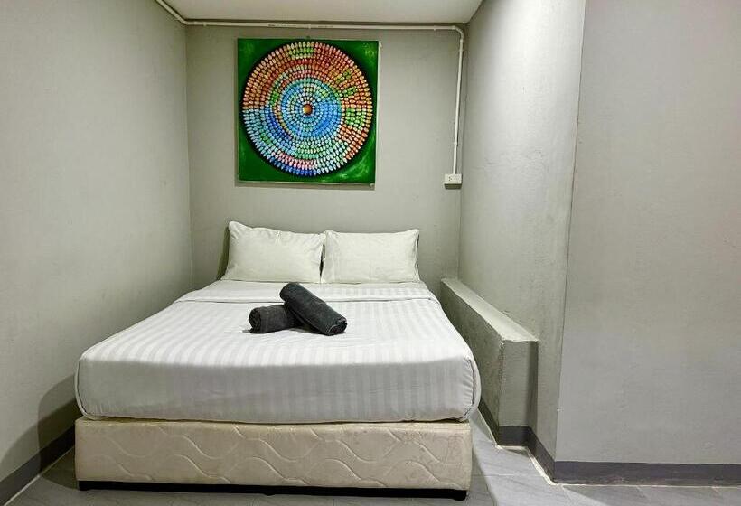 エコノミールーム, Eclipse Hostel And Bar