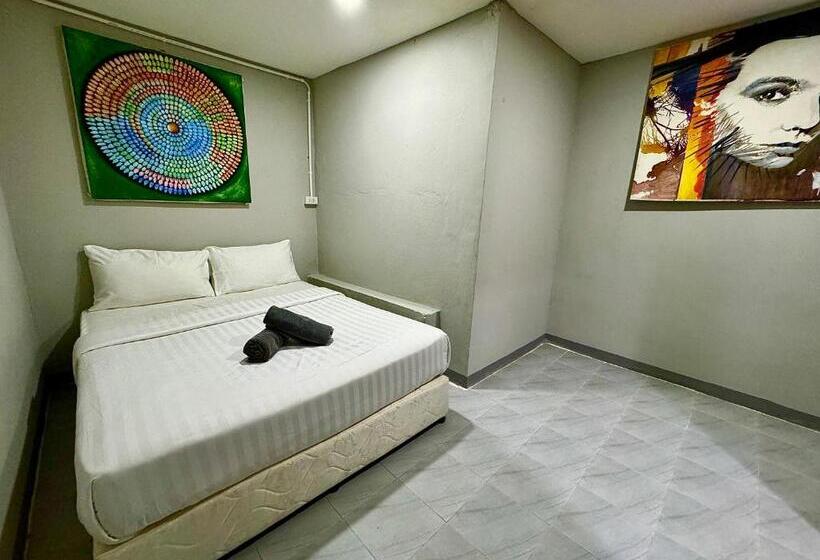 エコノミールーム, Eclipse Hostel And Bar