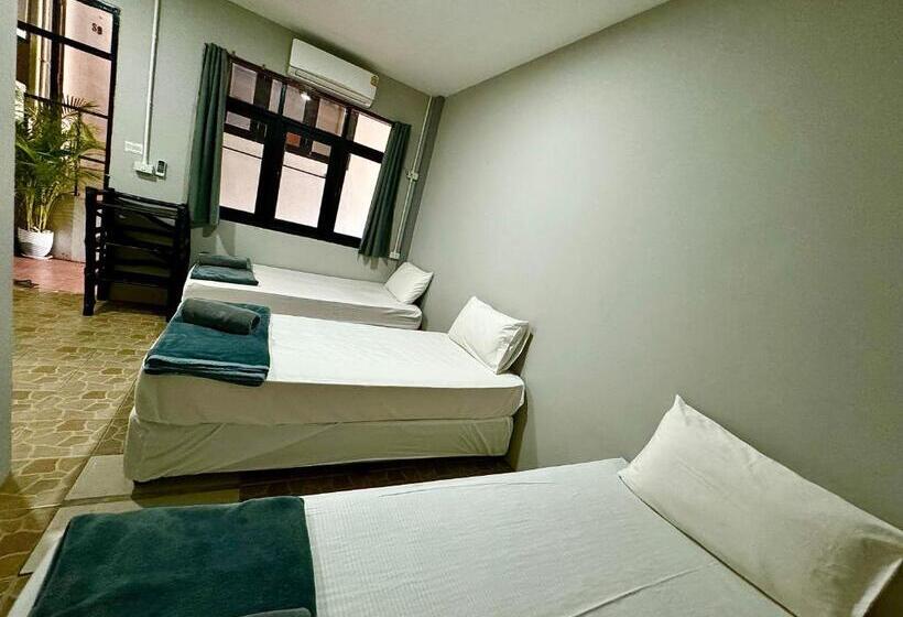 ベーシックトリプルルーム, Eclipse Hostel And Bar
