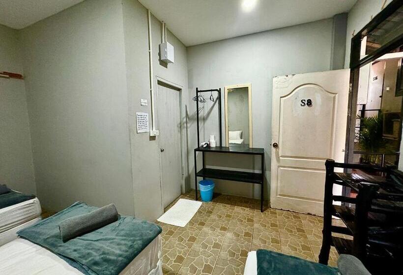 ベーシックトリプルルーム, Eclipse Hostel And Bar