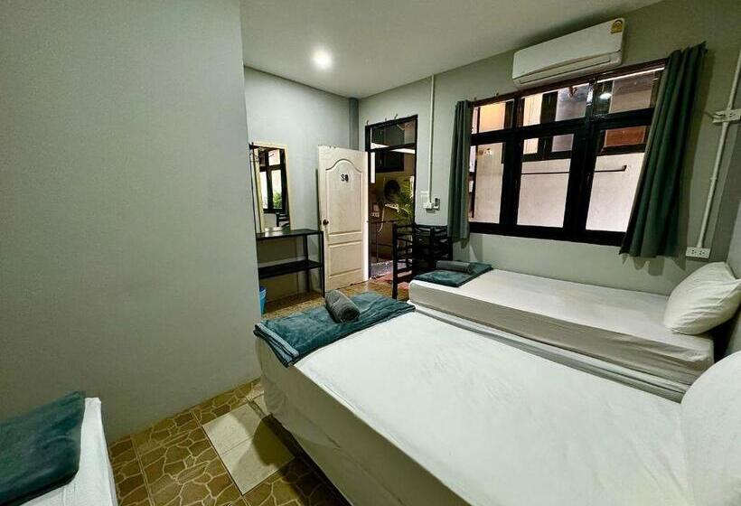 ベーシックトリプルルーム, Eclipse Hostel And Bar