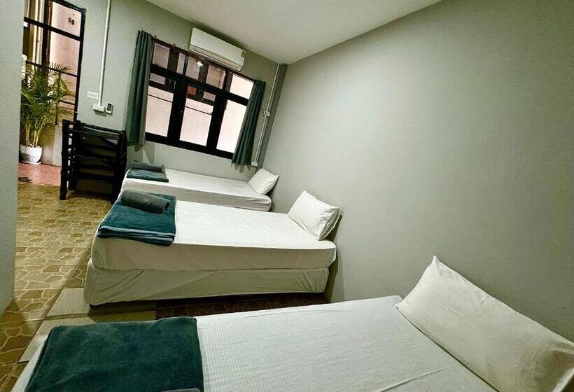 ベーシックトリプルルーム, Eclipse Hostel And Bar