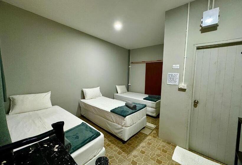 ベーシックトリプルルーム, Eclipse Hostel And Bar
