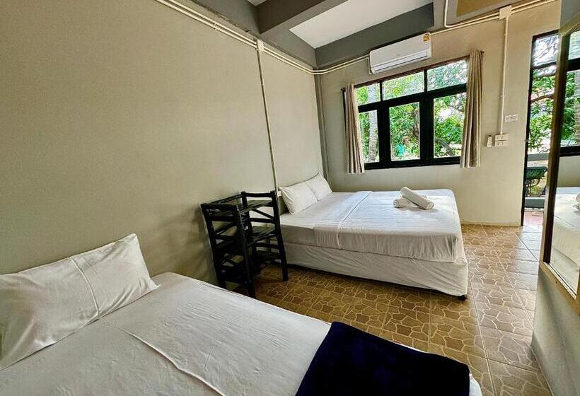 חדר סטנדרט לשלושה, Eclipse Hostel And Bar
