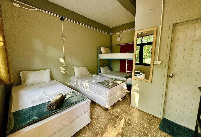 חדר סטנדרט לארבעה, Eclipse Hostel And Bar