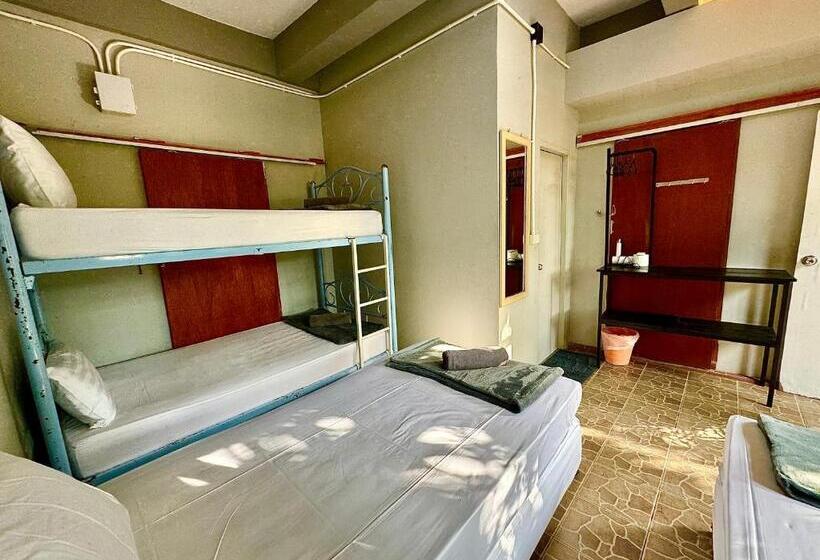 スタンダード４人部屋, Eclipse Hostel And Bar
