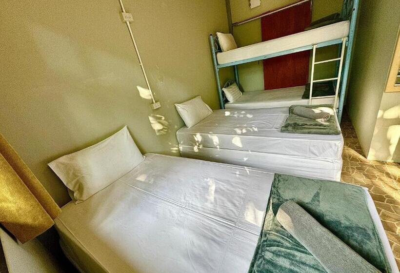 スタンダード４人部屋, Eclipse Hostel And Bar