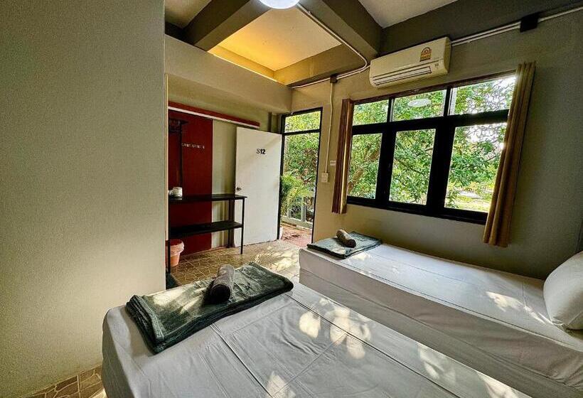 スタンダード４人部屋, Eclipse Hostel And Bar