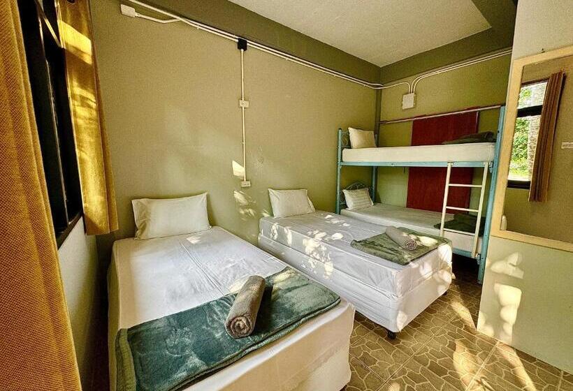 חדר סטנדרט לארבעה, Eclipse Hostel And Bar