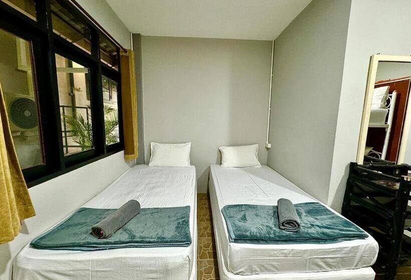 スタンダード４人部屋, Eclipse Hostel And Bar
