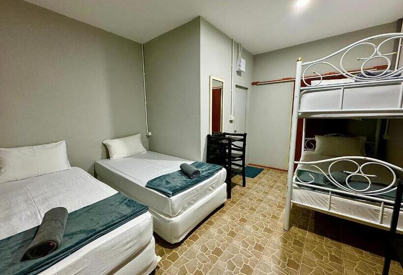 スタンダード４人部屋, Eclipse Hostel And Bar