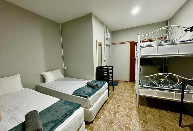 スタンダード４人部屋, Eclipse Hostel And Bar