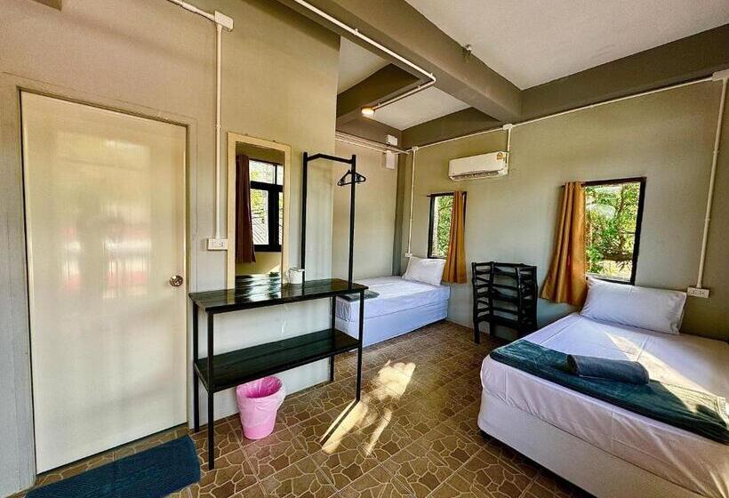 スタンダードルーム, Eclipse Hostel And Bar