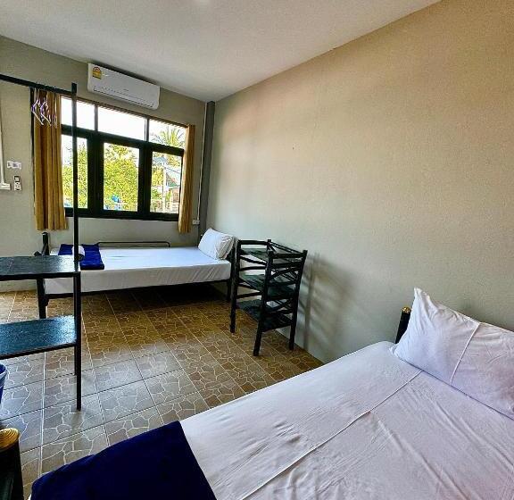スタンダードルーム, Eclipse Hostel And Bar