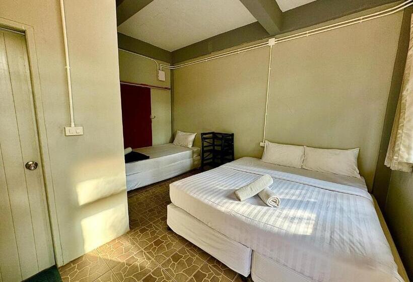 スタンダードトリプルルーム, Eclipse Hostel And Bar