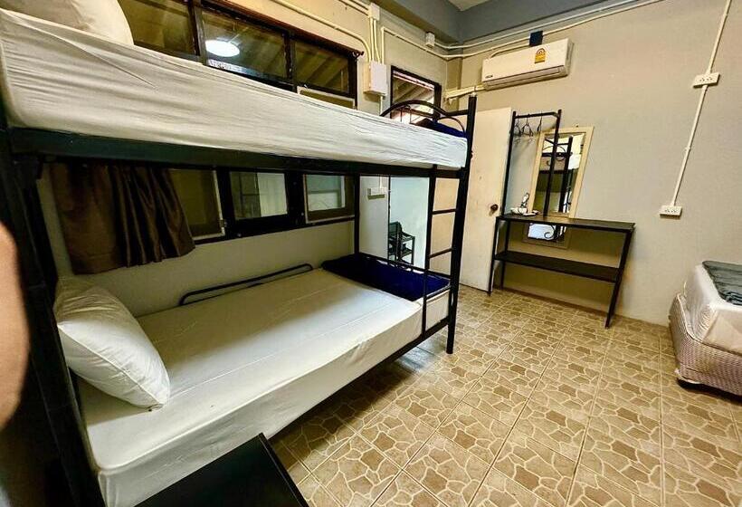 スタンダードトリプルルーム, Eclipse Hostel And Bar