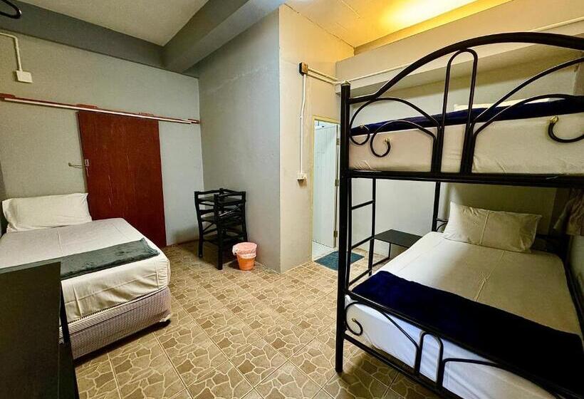 スタンダードトリプルルーム, Eclipse Hostel And Bar