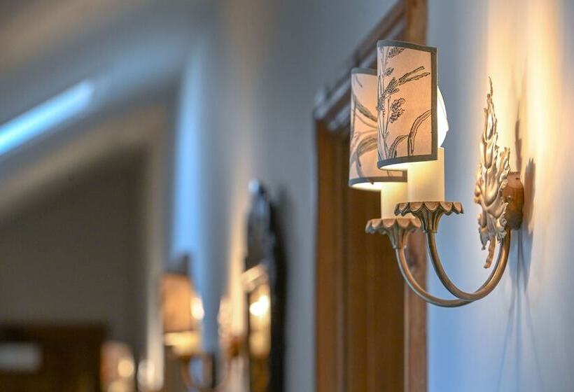 سوییت, The Jockey Club Rooms