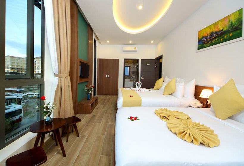 اتاق خانوادگی با چشم‌انداز استخر, Hoi An Majestic Villa
