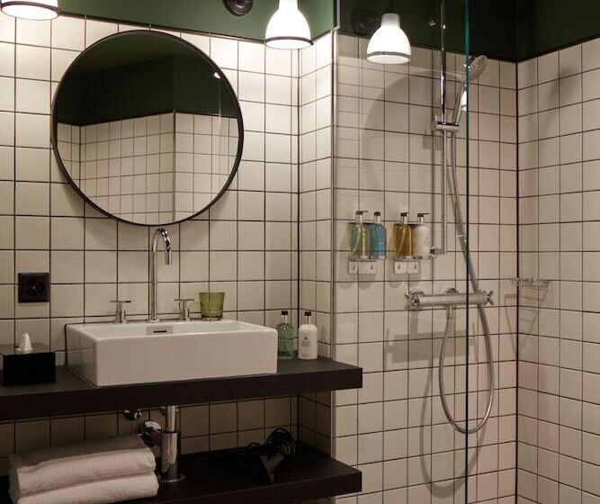 استودیوی لوکس, Boutique Hotel Josef