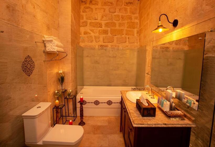 اتاق لوکس با تخت بزرگ, Selçuklu Konağı