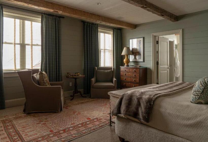 سوئیت با تخت بزرگ, Eleven Scarp Ridge Lodge
