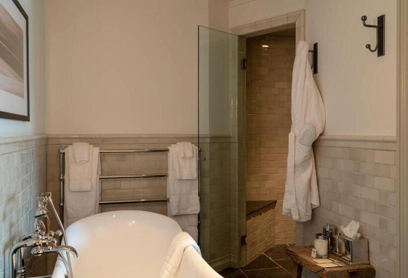 سوئیت با بالکن, Eleven Scarp Ridge Lodge