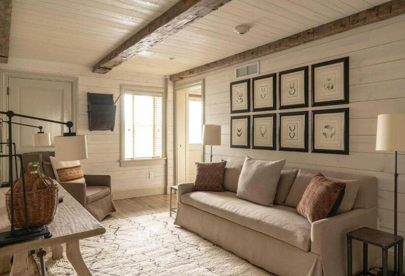 سوئیت با بالکن, Eleven Scarp Ridge Lodge