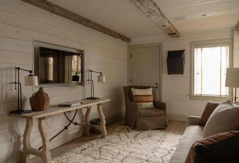 سوئیت با بالکن, Eleven Scarp Ridge Lodge