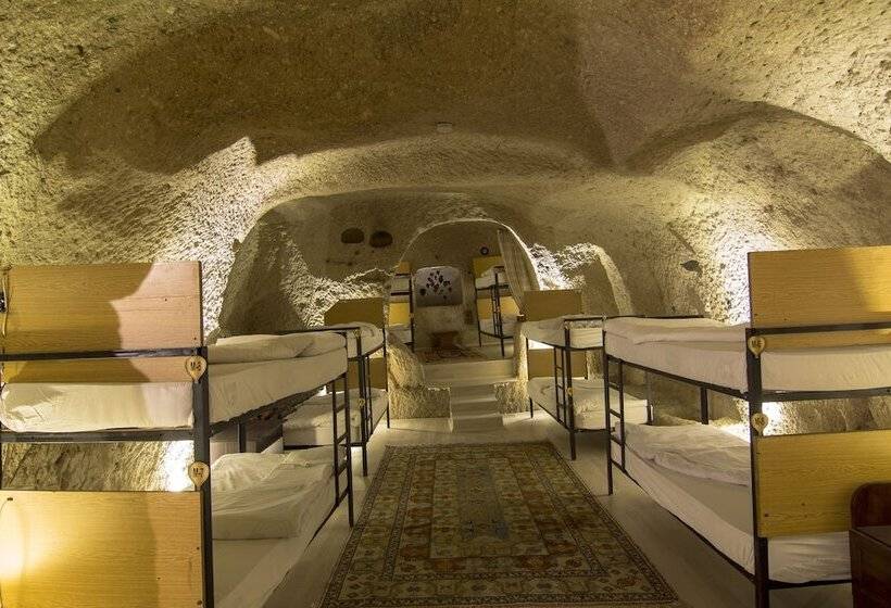 تختخواب در اتاق مشترک, Kamelya Cave Hostel