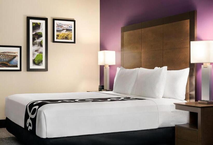 اتاق استاندارد با تخت بزرگ برای معلولان, La Quinta Inn & Suites By Wyndham Burlington