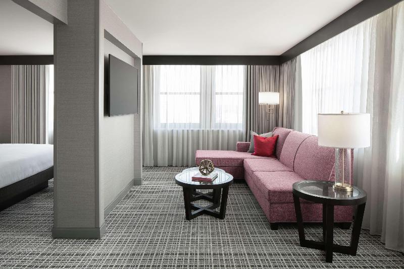 سوئیت با تخت بزرگ, The Axis Moline Hotel, Tapestry Collection By Hilton