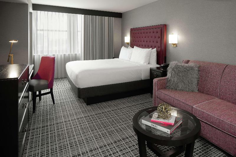 اتاق استاندارد با تخت بزرگ, The Axis Moline Hotel, Tapestry Collection By Hilton